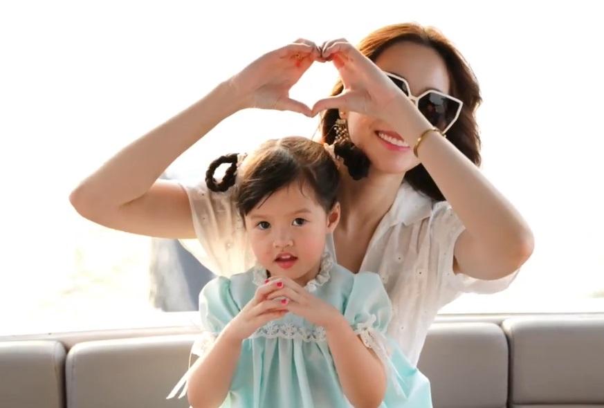 Hoa hậu Đặng Thu Thảo và con gái: Mẹ thần tiên tỷ tỷ, con gái hưởng trọn nét đẹp - Ảnh 2