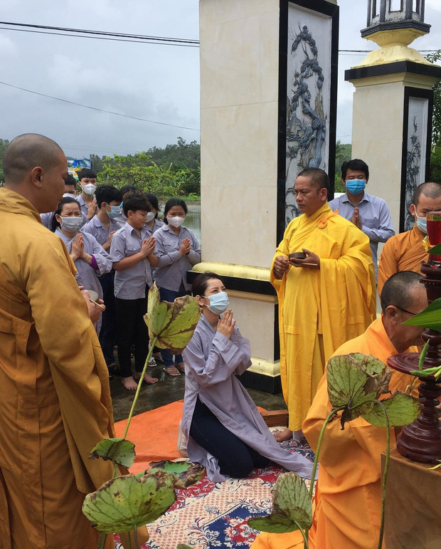 Vừa về Việt Nam, Chi Pu mặc áo lam đi chùa - Ảnh 2
