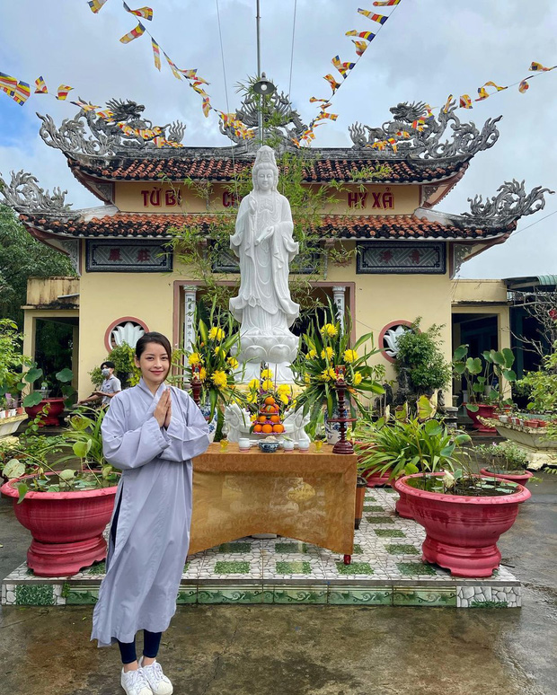 Vừa về Việt Nam, Chi Pu mặc áo lam đi chùa - Ảnh 1