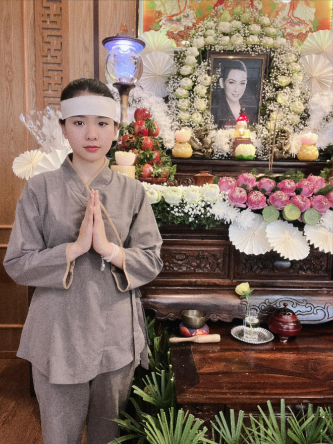 Hồ Văn Cường lập bàn thờ Phi Nhung tại nhà riêng, tự tay cắm hoa, luộc khoai dâng mẹ nuôi quá cố  - Ảnh 2