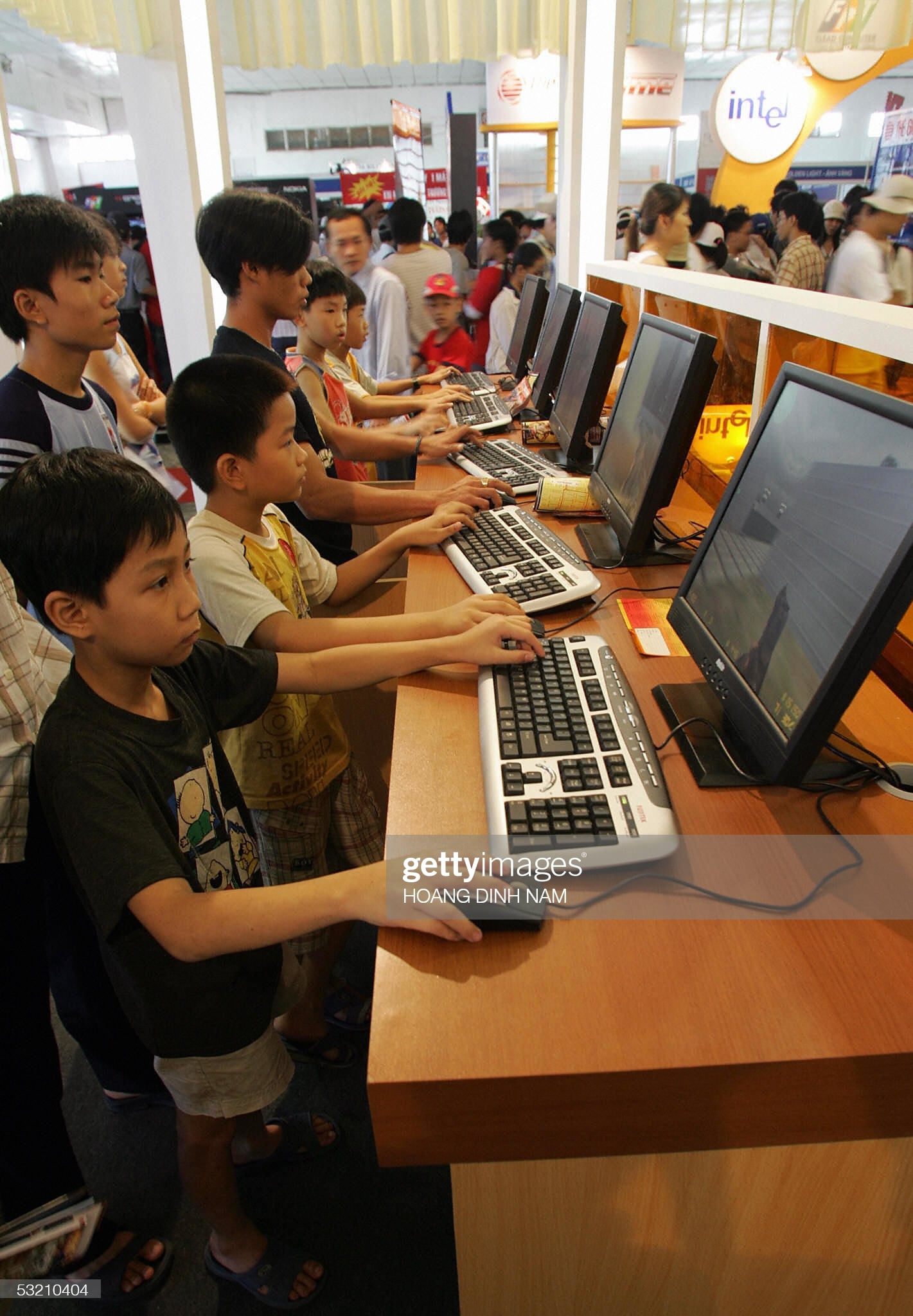 Ngày 8/7/2005, một buổi triển lãm lớn về công nghệ thông tin được tổ chức tại TP.HCM, thu hút rất nhiều người tham gia. Trong hình là trẻ em đến chơi game tại cuộc triển lãm.