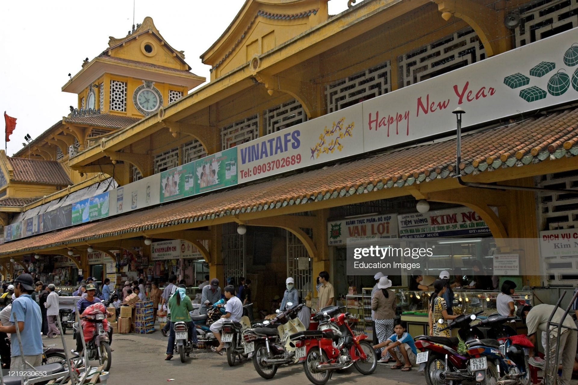 Quang cảnh nhộn nhịp trước cửa chợ Bình Tây ở quận 6 ngày 2/4/2006.