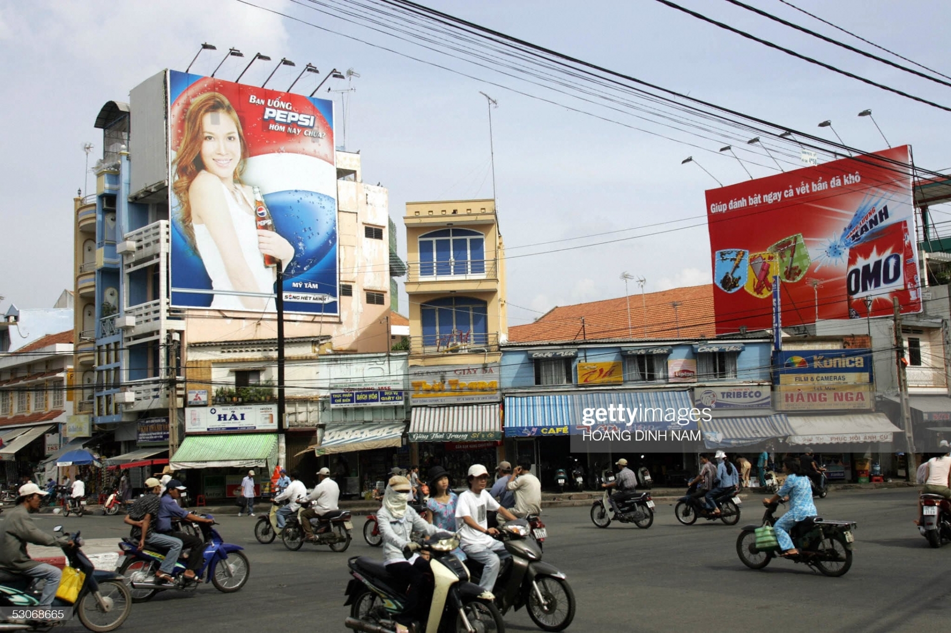 Một con đường tại Sài Gòn với những biển quảng cáo cỡ lớn, ảnh chụp vào ngày 15/6/2005.