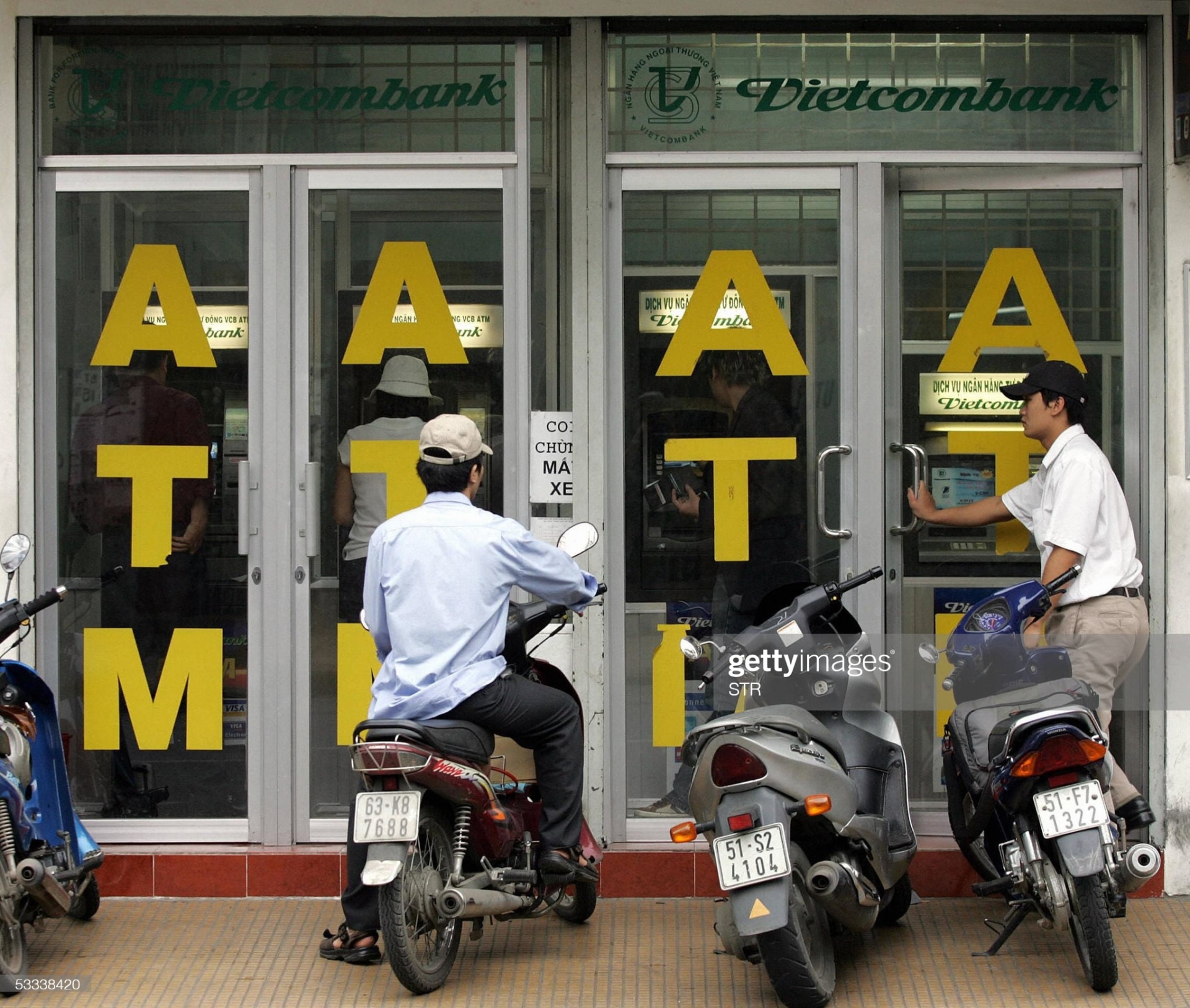 Người dân TP.HCM đi rút tiền tại ATM, ảnh chụp ngày 8/8/2005.