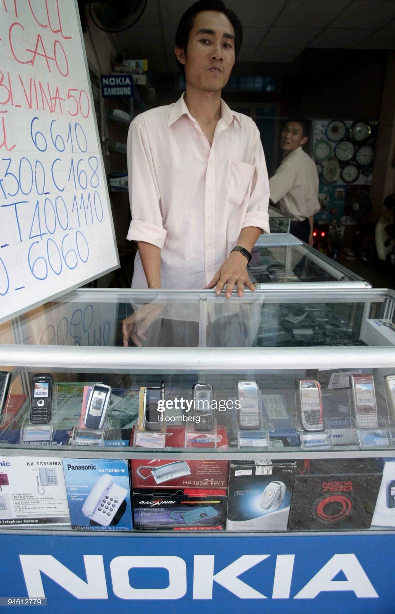 Một quầy bán điện thoại ở Sài Gòn, ngày 27/8/2006.