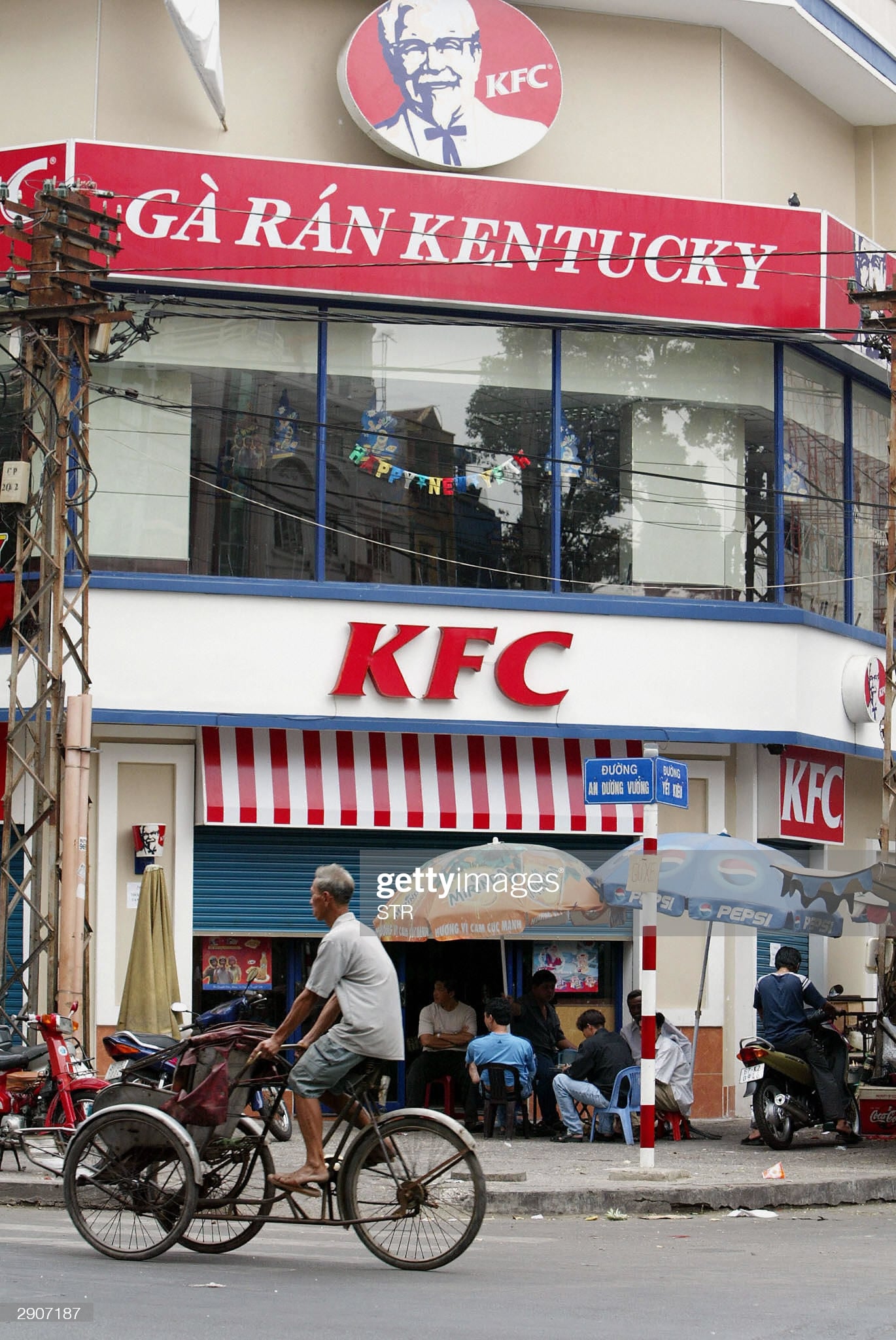 Một quán KFC tại Sài Gòn, ảnh chụp ngày 28/1/2004. Tại thời điểm đó, quán đang tạm thời đóng cửa do dịch cúm gia cầm lây lan tại nhiều tỉnh thành ở Việt Nam.