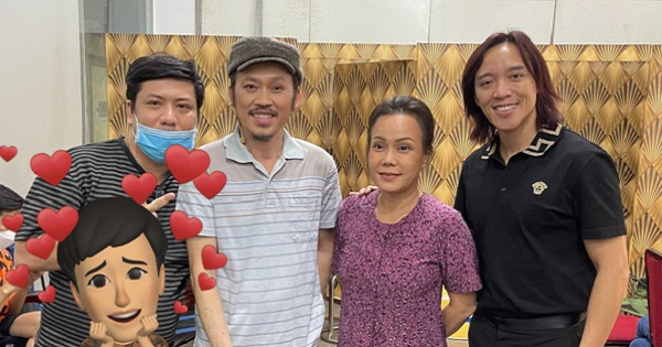 Hoài Linh tươi tắn trong hậu trường buổi tập luyện cho màn tái xuất tối 7/1