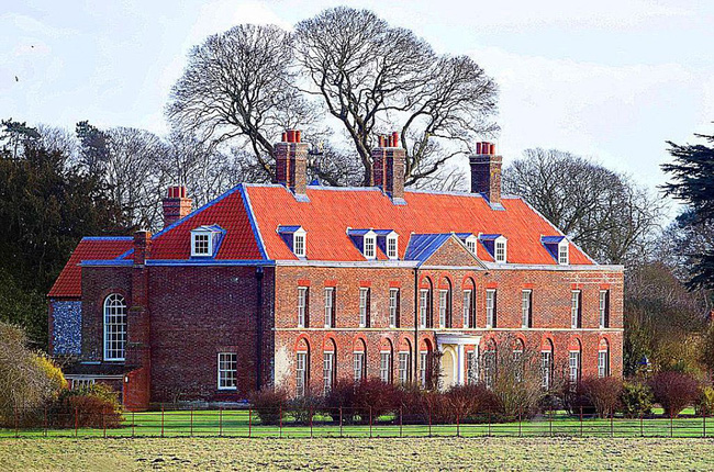 Nữ hoàng Anh dành tặng cho vợ chồng Công nương Kate quà cưới là căn biệt thự Anmer Hall vào năm 2011.