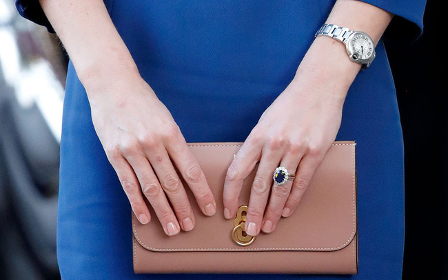 Năm 2014, kỷ niệm 3 năm ngày cưới, Kate được tặng đồng hồ Ballon Bleu de Cartier - thương hiệu mẹ chồng quá cố Diana yêu thích.