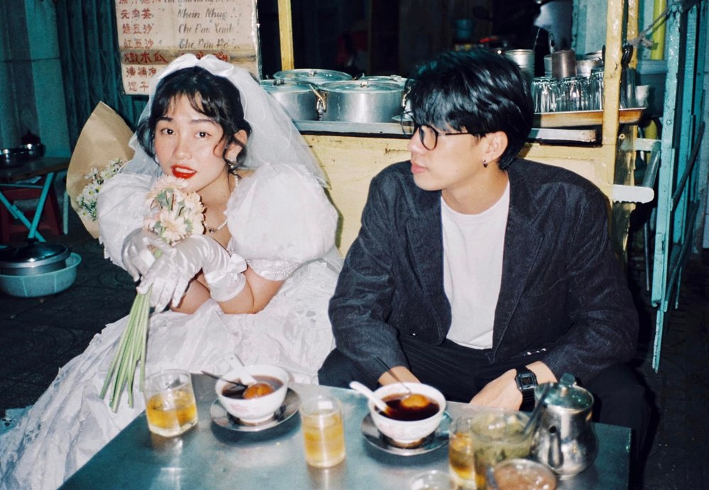Cặp cô dâu - chú rể chụp ảnh theo concept thập niên 80, nhìn cứ ngỡ Lâm Thanh Hà - Trương Vệ Kiện - Ảnh 3