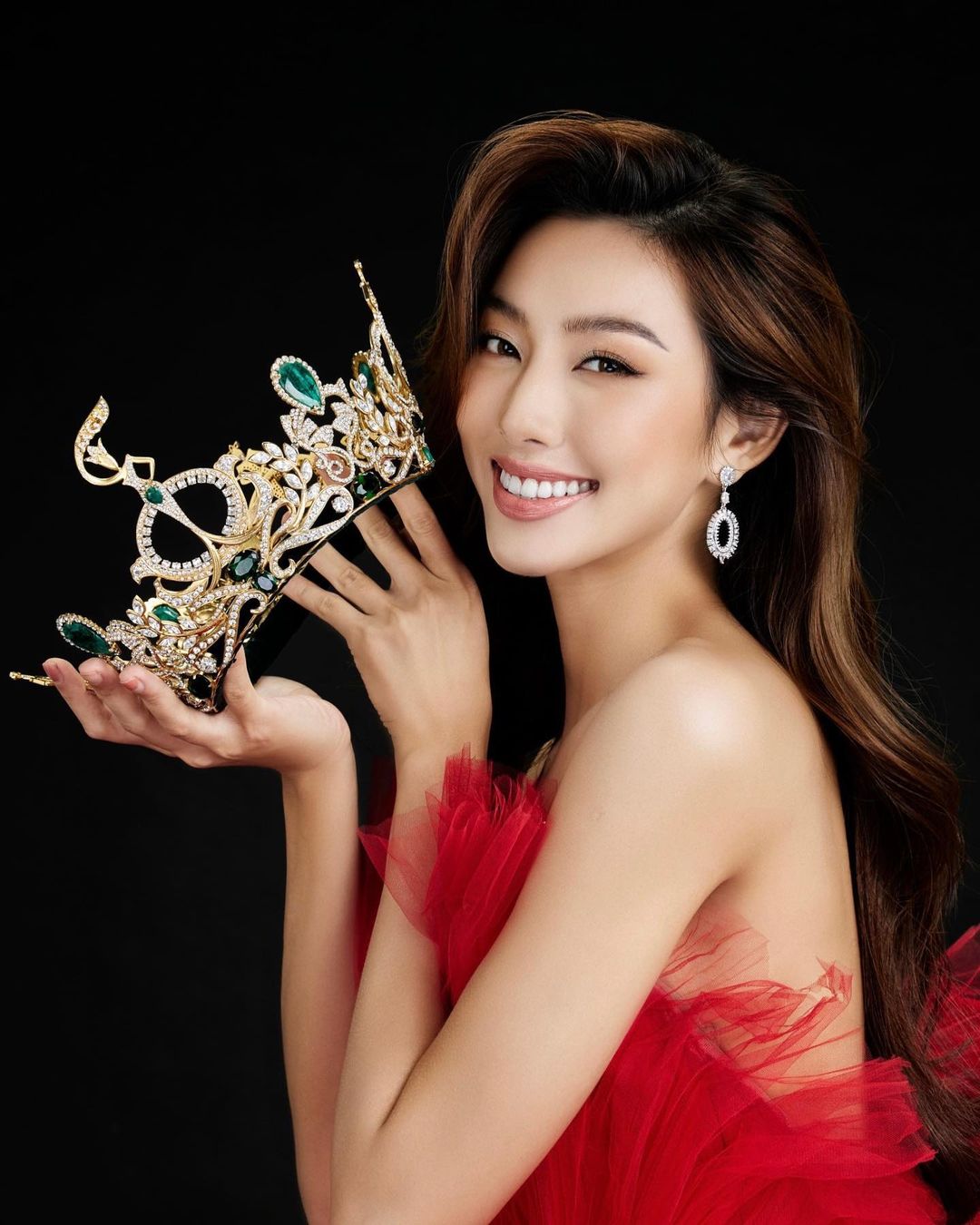 Miss Grand 2021 Thùy Tiên bị fan 'soi' mặc áo dơ, tóc 3 ngày chưa gội - Ảnh 4
