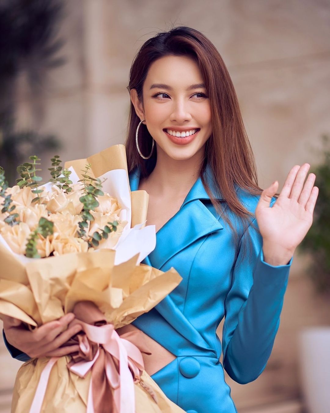 Miss Grand 2021 Thùy Tiên bị fan 'soi' mặc áo dơ, tóc 3 ngày chưa gội - Ảnh 1