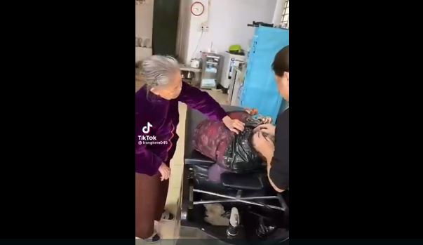 Cụ bà 91 tuổi đưa em gái 81 tuổi đi gội đầu ở tiệm: 'Khi nào chị lại đưa em sang gội nữa nhé' - Ảnh 3