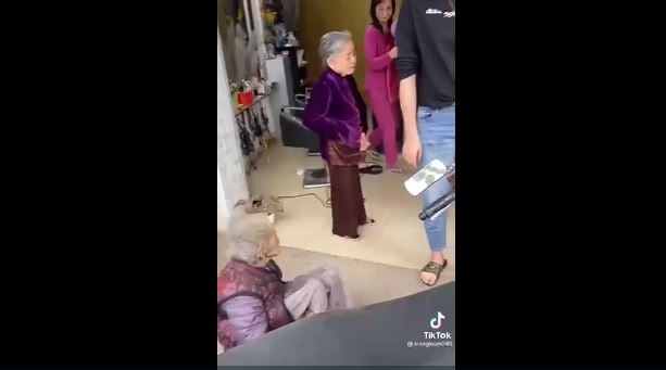 Cụ bà 91 tuổi đưa em gái 81 tuổi đi gội đầu ở tiệm: 'Khi nào chị lại đưa em sang gội nữa nhé' - Ảnh 6