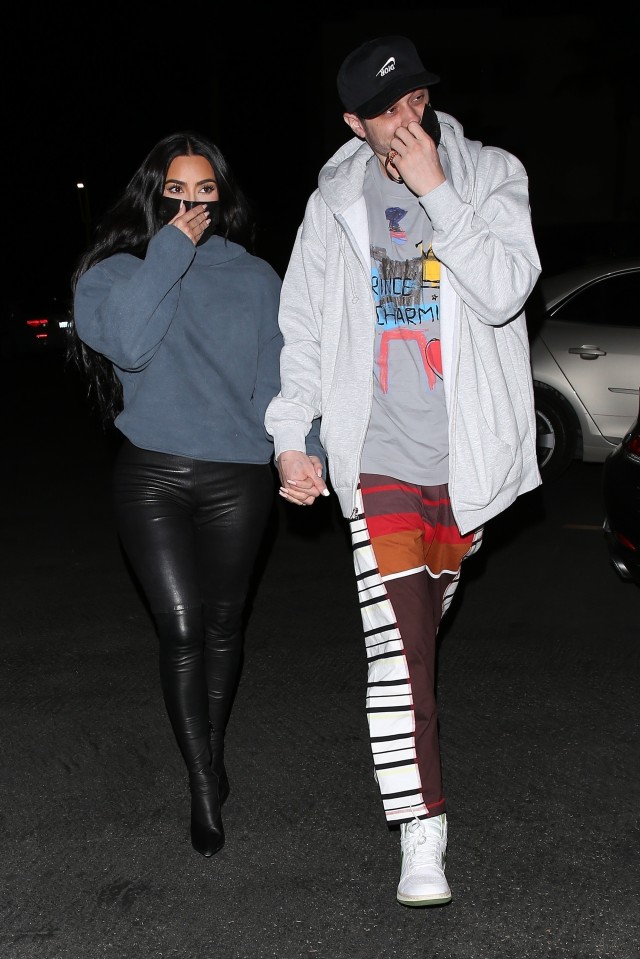 Kim Kardashian và tình trẻ Pete Davidson như vợ chồng son khi đi mua sắm - Ảnh 1
