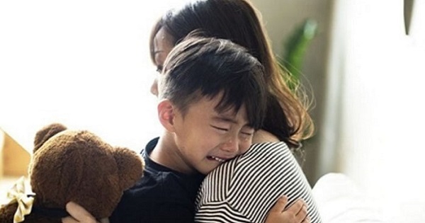 Lý do con xúc động của việc trẻ thường đòi ôm sau khi bị quát mắng