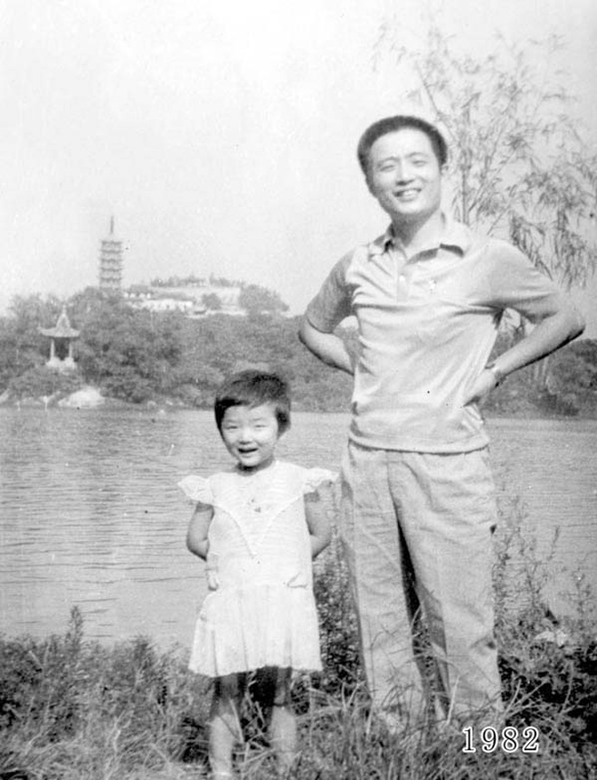 Nhật ký bằng ảnh 40 năm của bố và con gái: Bức ảnh của năm thứ 40 khiến người xem xúc động - Ảnh 3