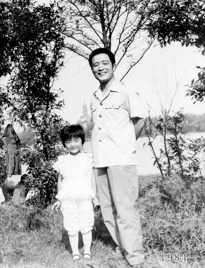 Nhật ký bằng ảnh 40 năm của bố và con gái: Bức ảnh của năm thứ 40 khiến người xem xúc động - Ảnh 5