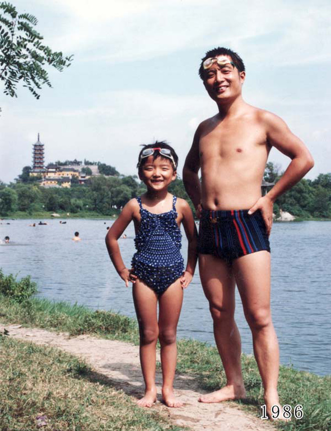 Nhật ký bằng ảnh 40 năm của bố và con gái: Bức ảnh của năm thứ 40 khiến người xem xúc động - Ảnh 7