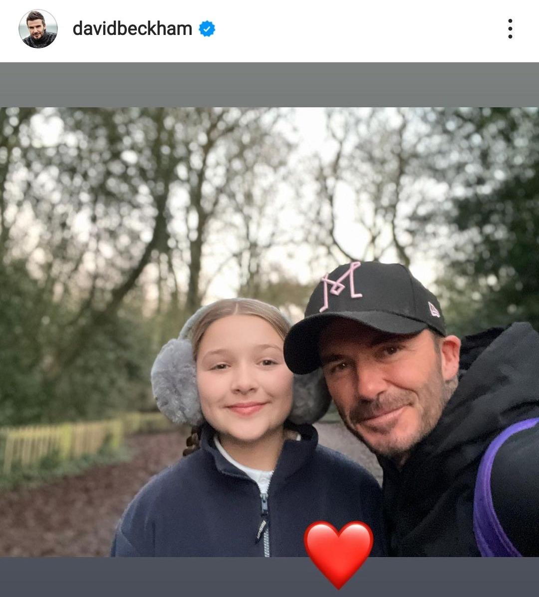 David Beckham lại khiến cõi mạng dậy sóng khi 'khoá môi' con gái Harper - Ảnh 1