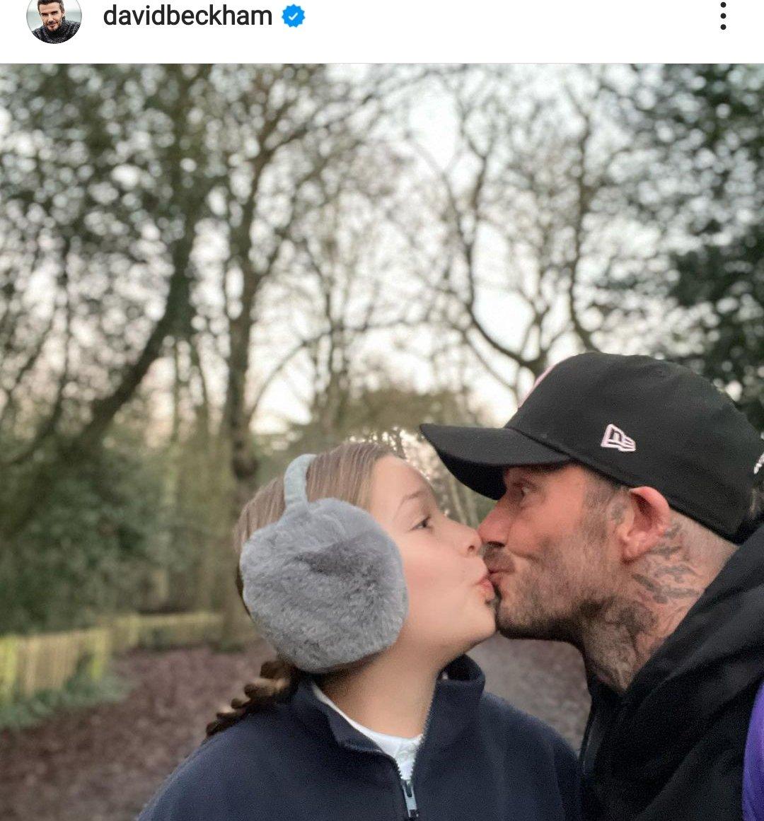 David Beckham lại khiến cõi mạng dậy sóng khi 'khoá môi' con gái Harper - Ảnh 2