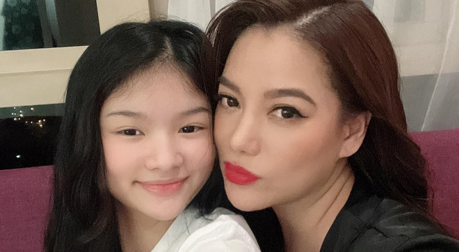 Trương Ngọc Ánh hội ngộ con gái, nhan sắc ái nữ để mặt mộc lấn lướt mẹ