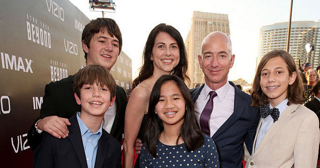 Con trai trưởng kín tiếng của bà cả nhà tỷ phú Jeff Bezos: Cao to điển trai, tài năng có thừa. - Ảnh 1