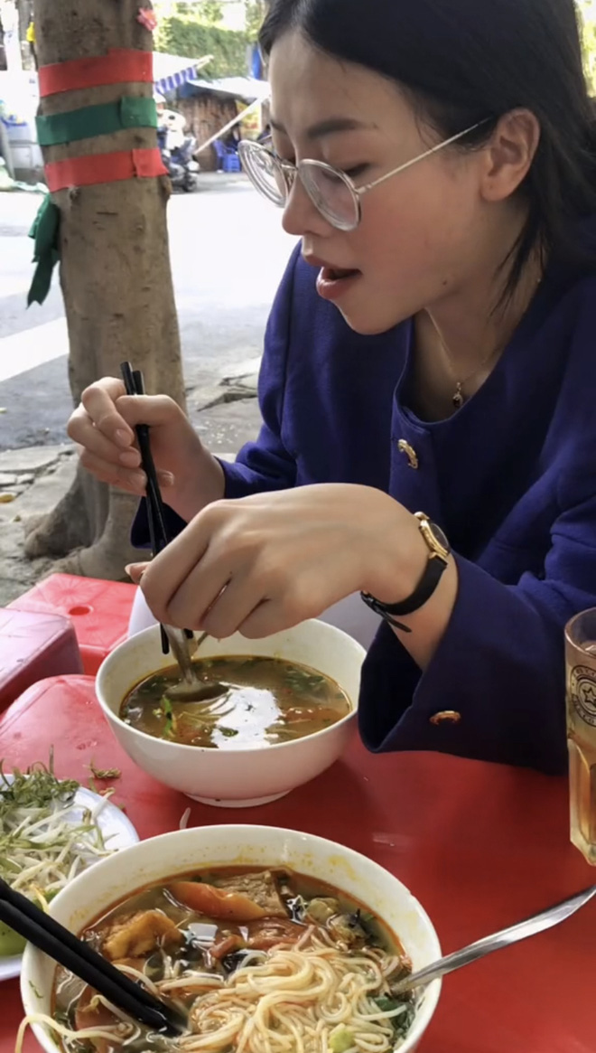 'Team qua đường' bắt gặp Miss Earth 2018 Phương Khánh đi ăn bún riêu lề đường - Ảnh 4