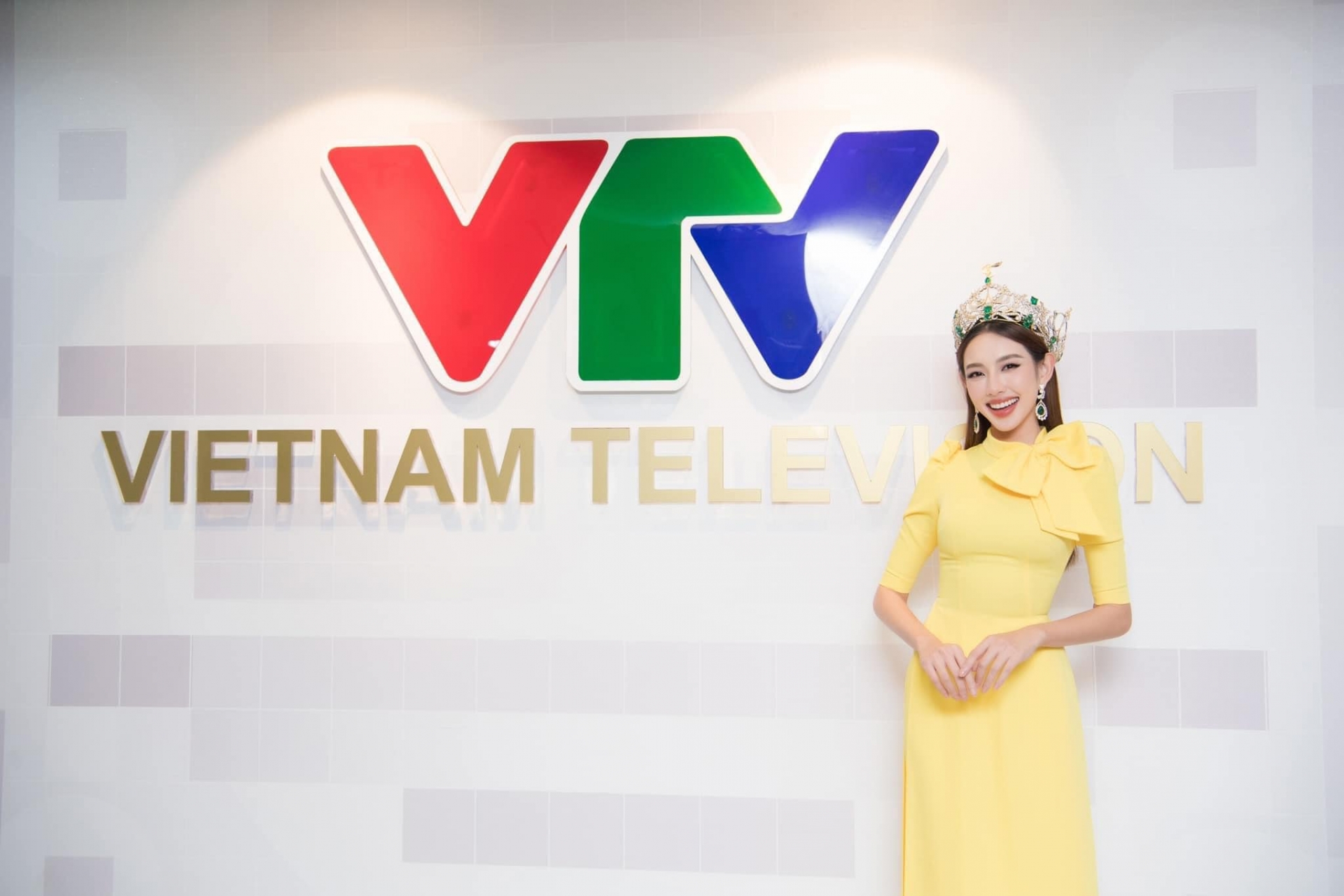 Miss Grand 2021 Thùy Tiên bị dàn sao VFC 'chặt đẹp' - Ảnh 1