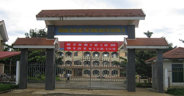 Trường cấp 3 gây xôn xao khi yêu cầu học sinh "trực Tết", quét sân, tưới cây xuyên Tết Nguyên đán