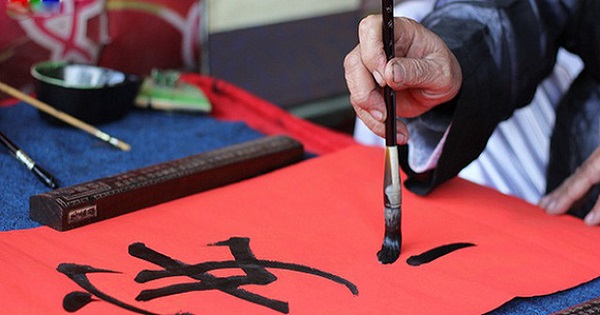 Phong tục khai bút mùng 1 Tết là gì? Nên viết gì đầu năm để gặp nhiều may mắn?