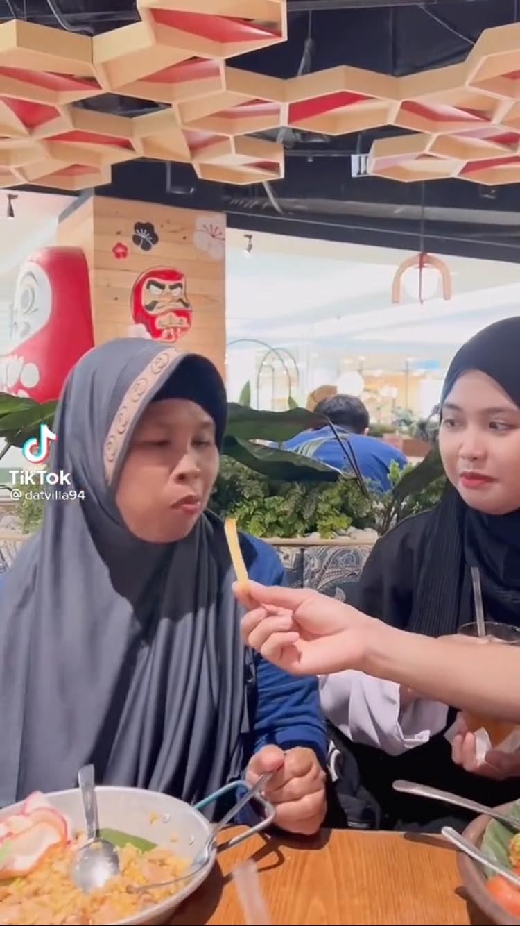 Quay lại Indonesia, Đạt Villa đút cho 'mẹ vợ tương lai' ăn khiến bạn gái giận - Ảnh 3