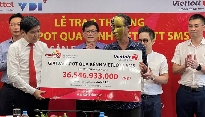 Lướt điện thoại mua Vietlott trong lúc chờ đón con, người đàn ông trúng 36,5 tỷ đồng