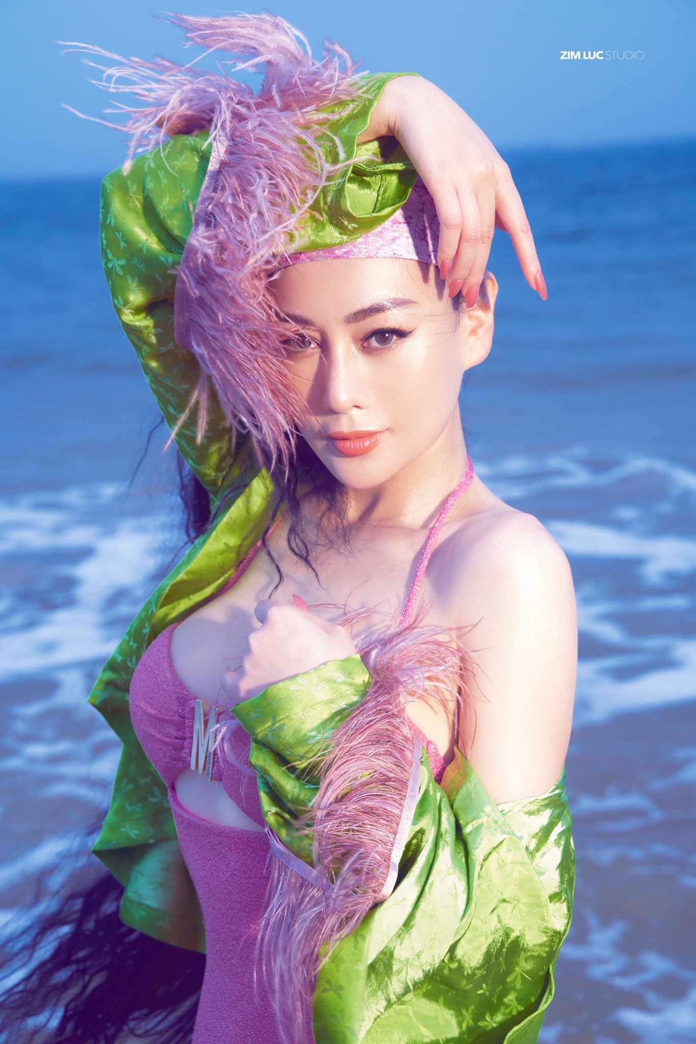 Phương Oanh tiếp tục 'chiêu đãi' fan bằng bộ ảnh bikini hồng rực giữa biển - Ảnh 3