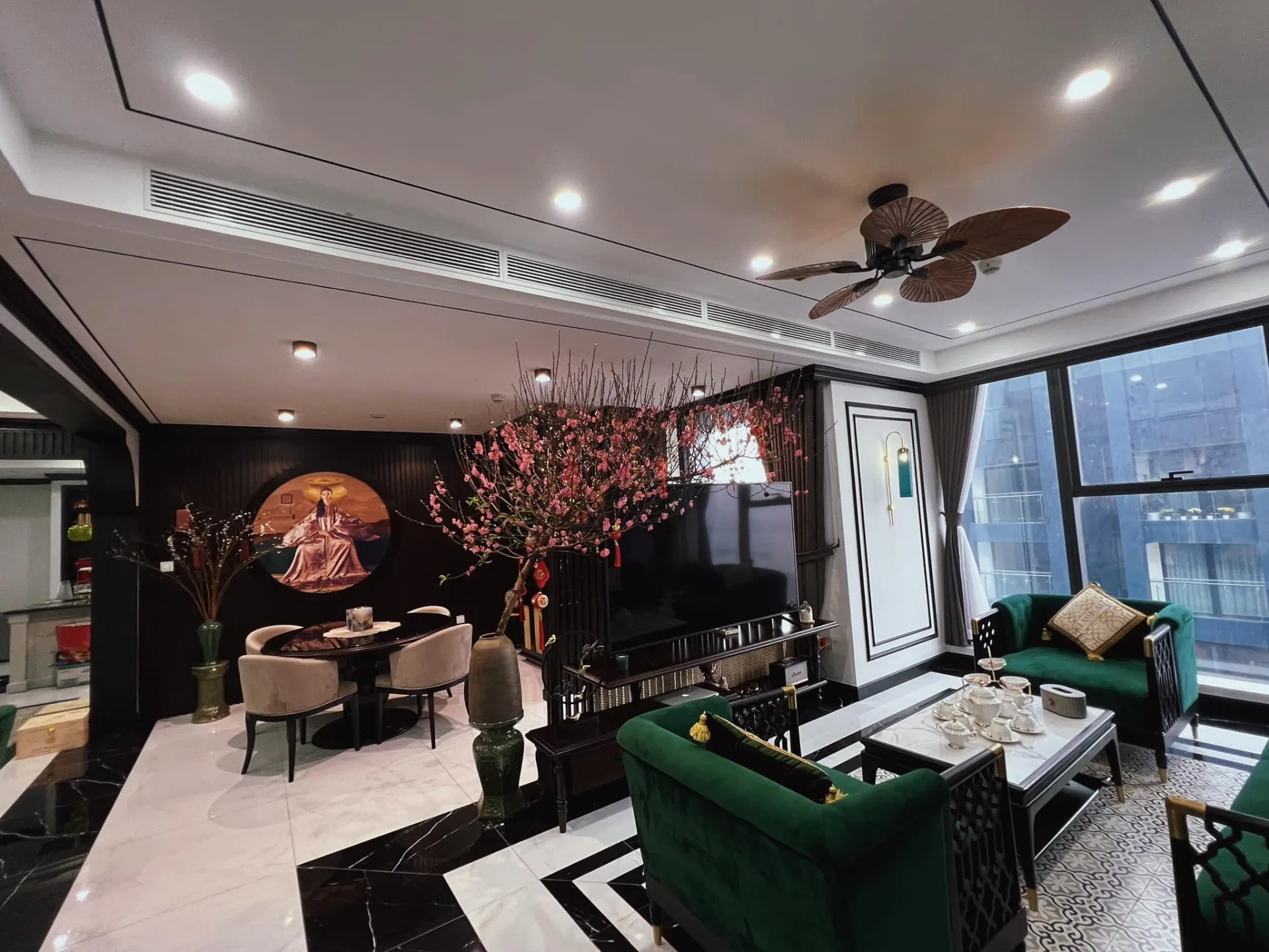 Phương Oanh tiếp tục 
