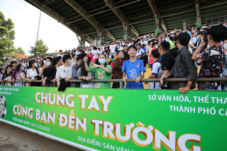 Quang Hải dự sự kiện cùng Hoài Linh hút 10.000 khán giả, quyên góp được gần 1 tỷ từ thiện - Ảnh 4