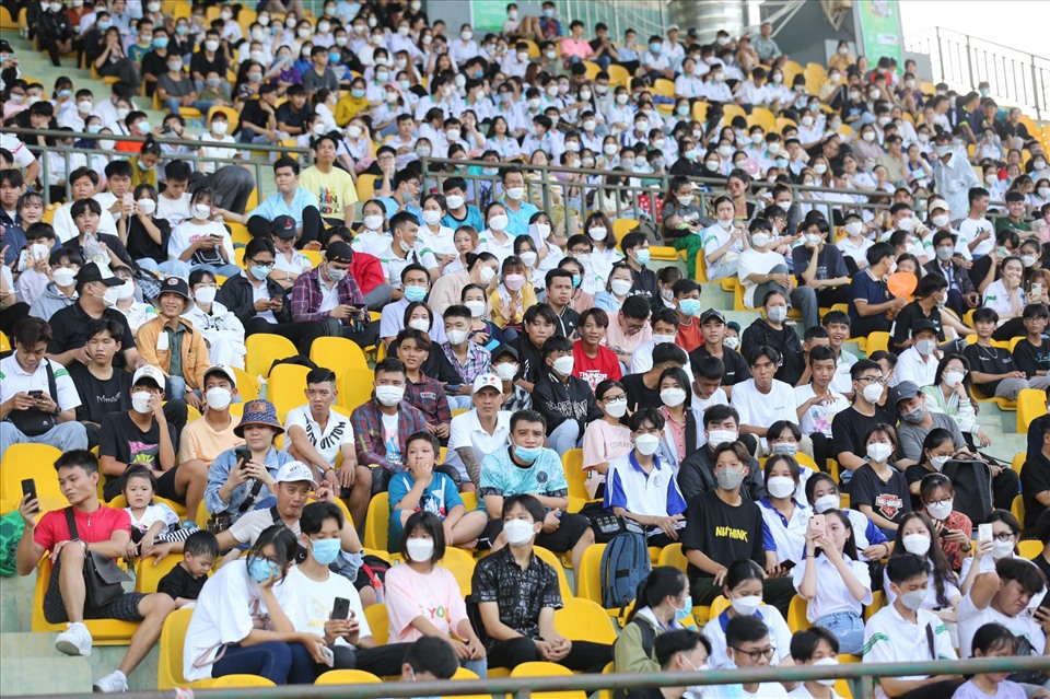 Quang Hải dự sự kiện cùng Hoài Linh hút 10.000 khán giả, quyên góp được gần 1 tỷ từ thiện - Ảnh 5