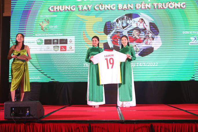 Quang Hải dự sự kiện cùng Hoài Linh hút 10.000 khán giả, quyên góp được gần 1 tỷ từ thiện - Ảnh 8