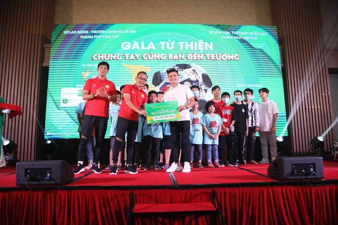 Quang Hải dự sự kiện cùng Hoài Linh hút 10.000 khán giả, quyên góp được gần 1 tỷ từ thiện - Ảnh 9