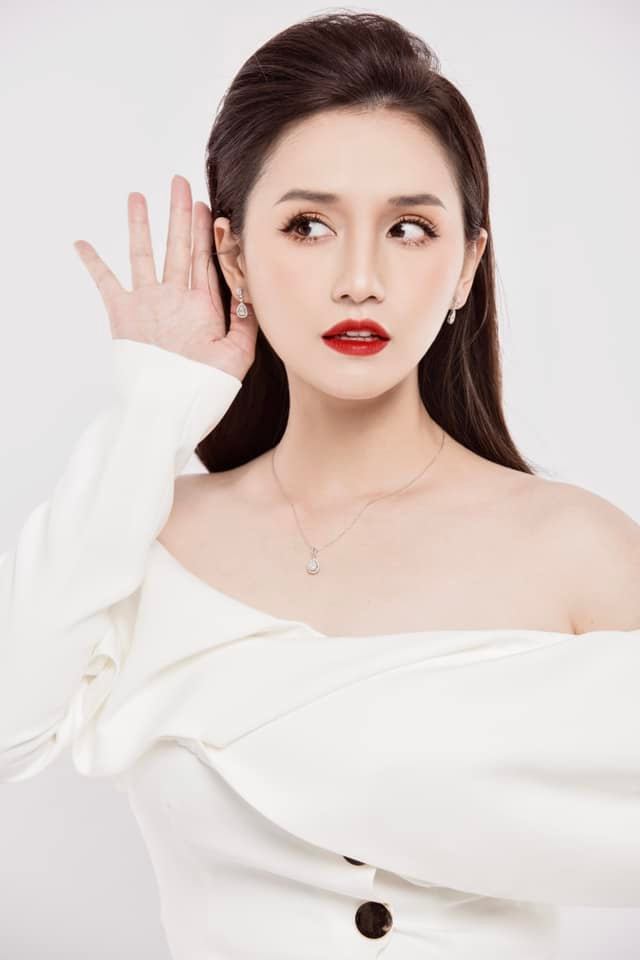 Lã Thanh Huyền - Nữ diễn viên giàu nhất miền Bắc khoe bộ sưu tập kim cương 100 tỷ - Ảnh 2