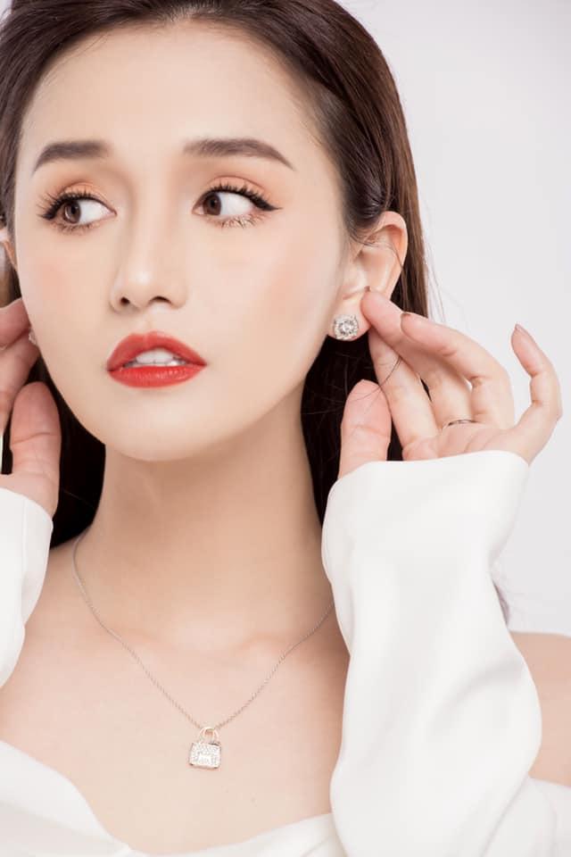 Lã Thanh Huyền - Nữ diễn viên giàu nhất miền Bắc khoe bộ sưu tập kim cương 100 tỷ - Ảnh 3