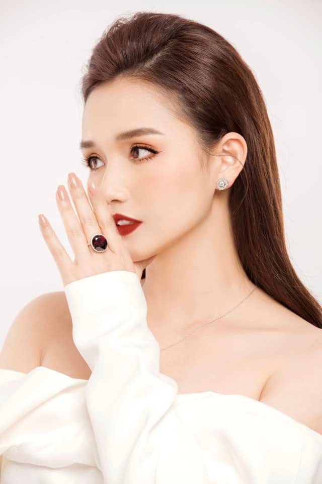 Lã Thanh Huyền - Nữ diễn viên giàu nhất miền Bắc khoe bộ sưu tập kim cương 100 tỷ - Ảnh 6