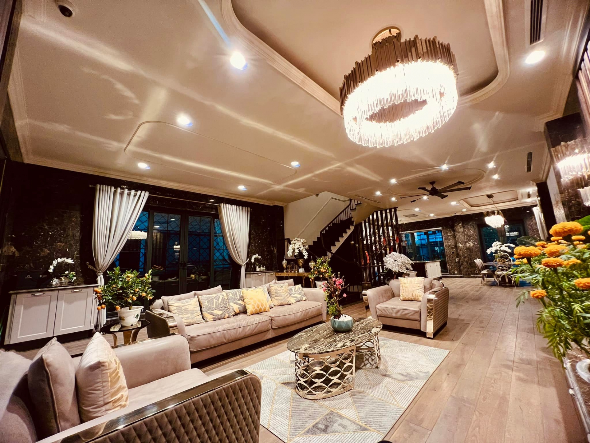 Lã Thanh Huyền - Nữ diễn viên giàu nhất miền Bắc khoe bộ sưu tập kim cương 100 tỷ - Ảnh 9