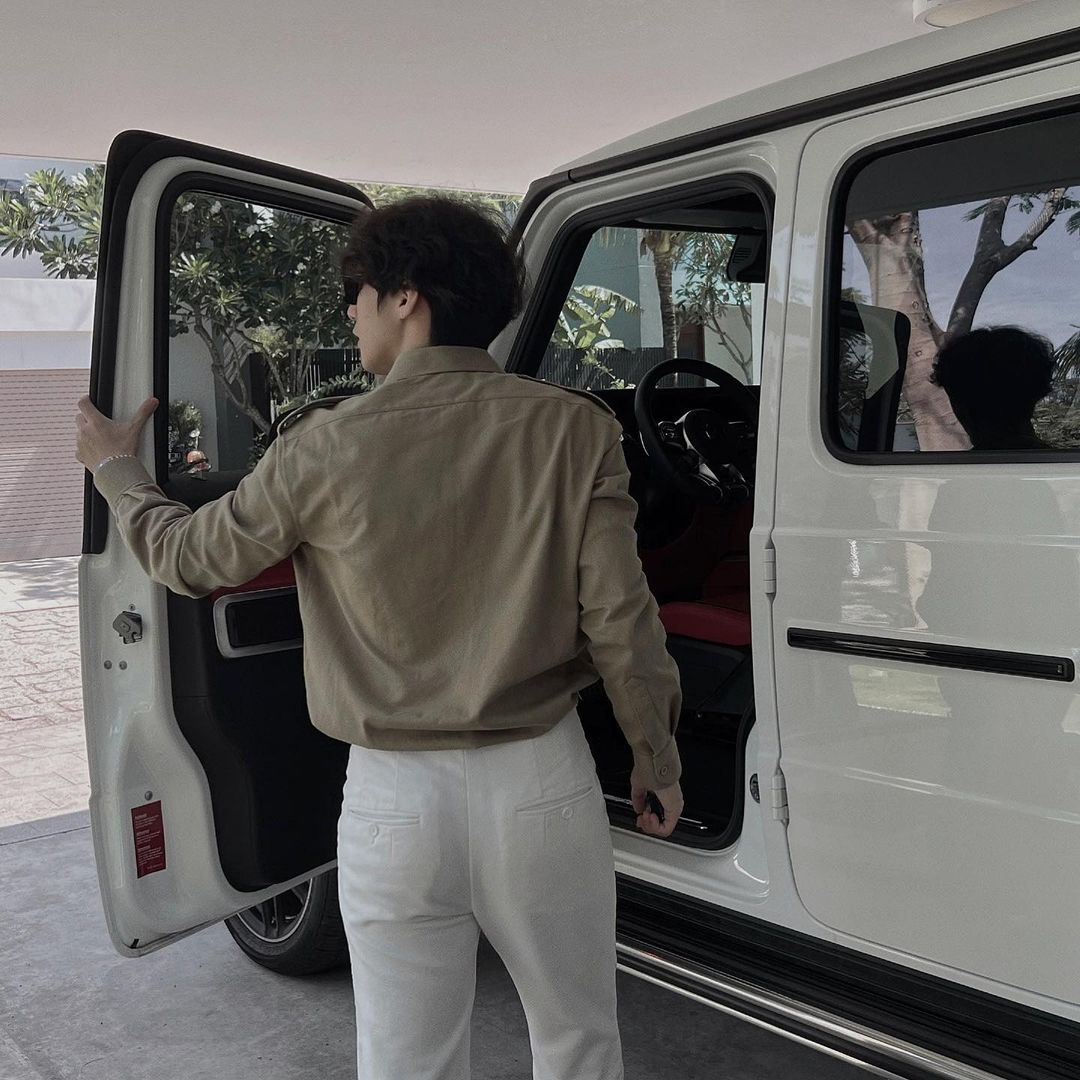 Sơn Tùng check in bên G63 còn đòi đưa ai đó về nhà- Ảnh 2