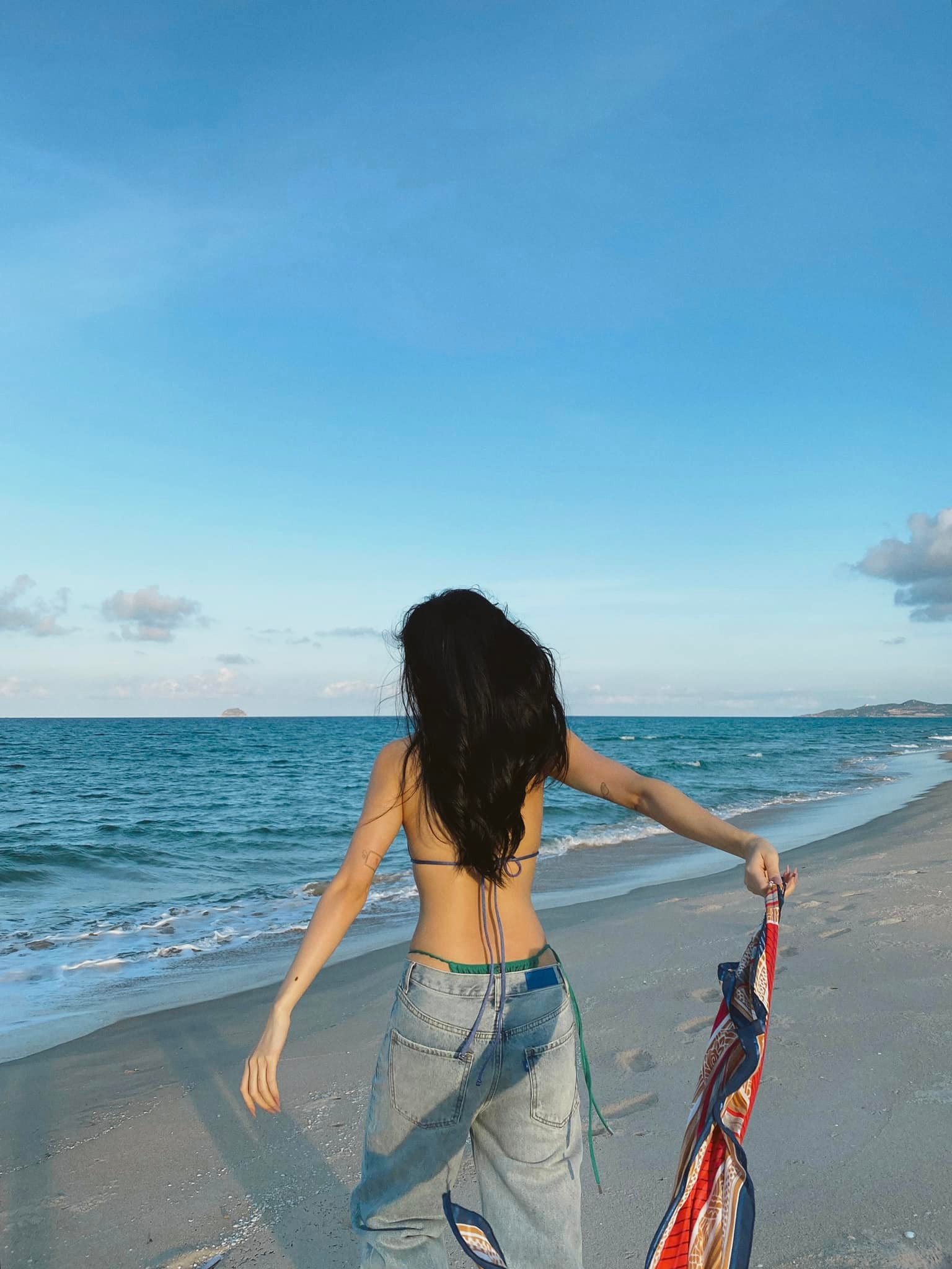 Bích Phương diện bikini nhỏ xíu, triệt để khoe body quyến rũ trên bãi biển - Ảnh 3