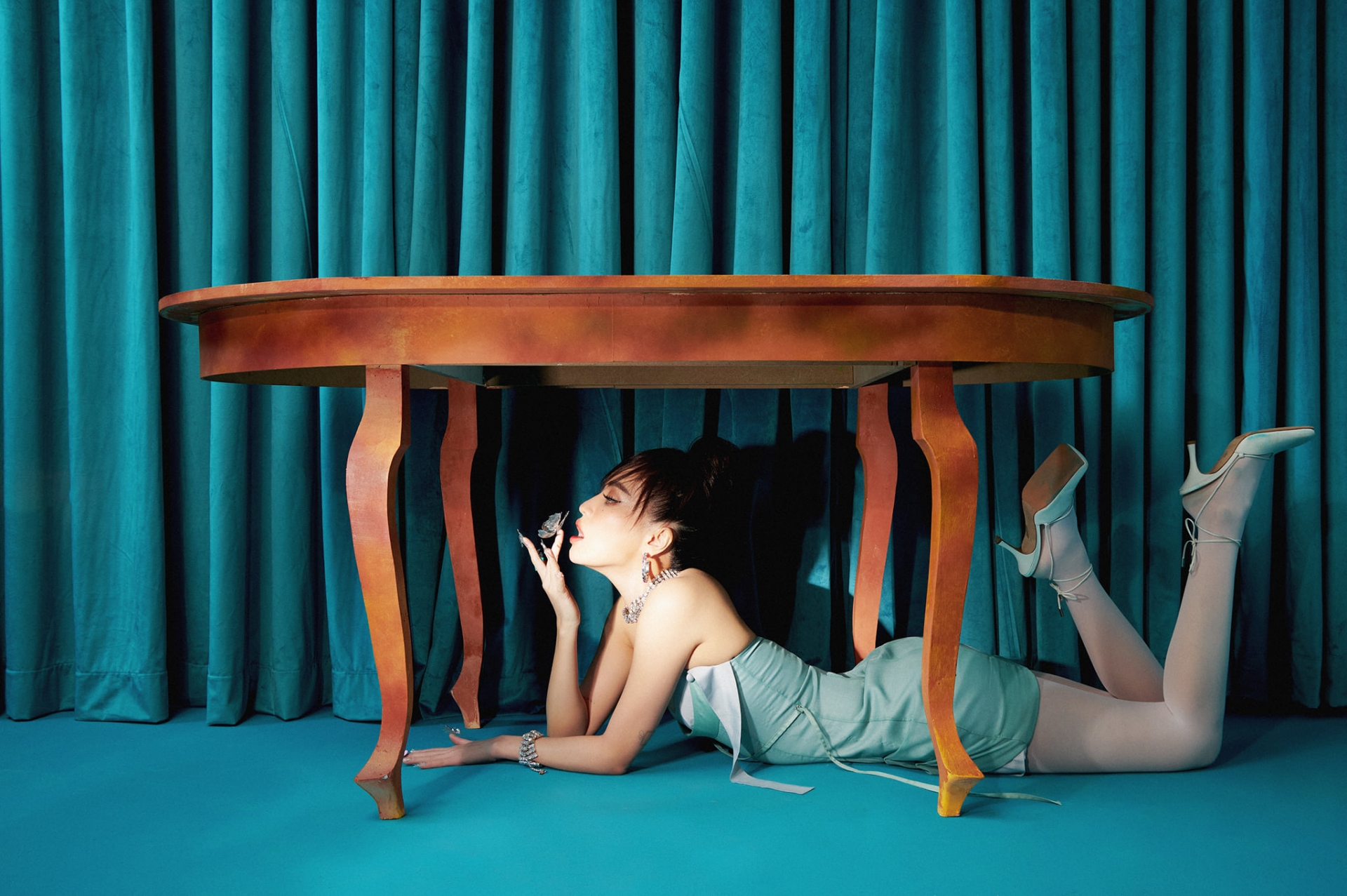 Bích Phương diện bikini nhỏ xíu, triệt để khoe body quyến rũ trên bãi biển - Ảnh 3