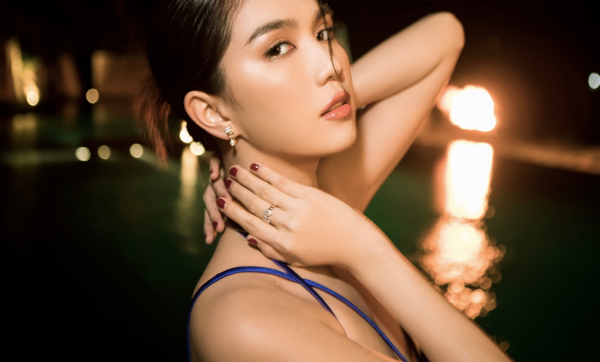 Đam mê hở bạo, Ngọc Trinh diện đồ khoe 80% cơ thể - Ảnh 1