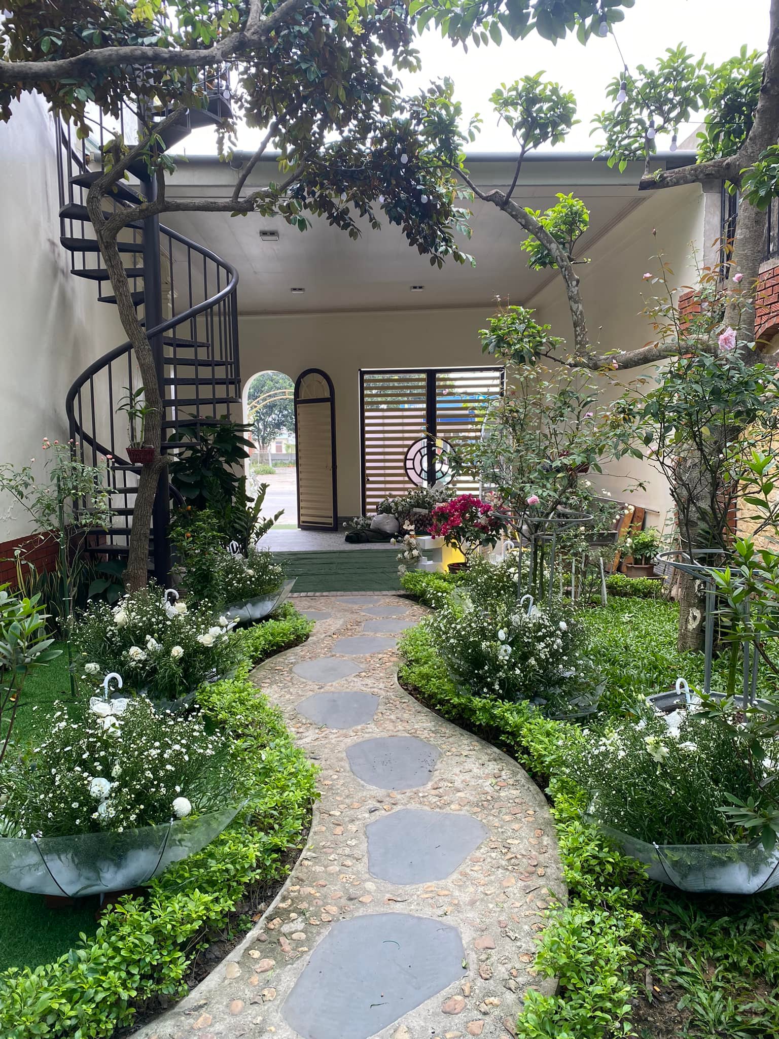 Tình cũ một thời của Quang Hải “lên xe hoa