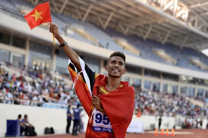 VĐV Timor Leste cố gắng tìm cờ Việt Nam để hôn ăn mừng HCB SEA Games 31- Ảnh 2