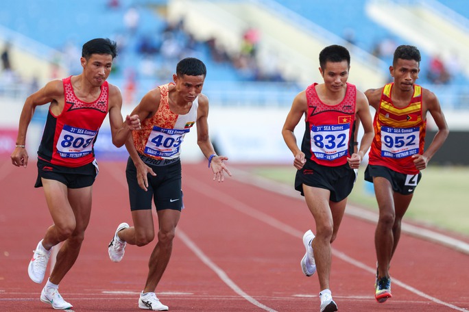 VĐV Timor Leste cố gắng tìm cờ Việt Nam để hôn ăn mừng HCB SEA Games 31- Ảnh 1